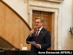 Посол України у Чехії Василь Зварич виголошує промову перед виступом хору «Щедрик»