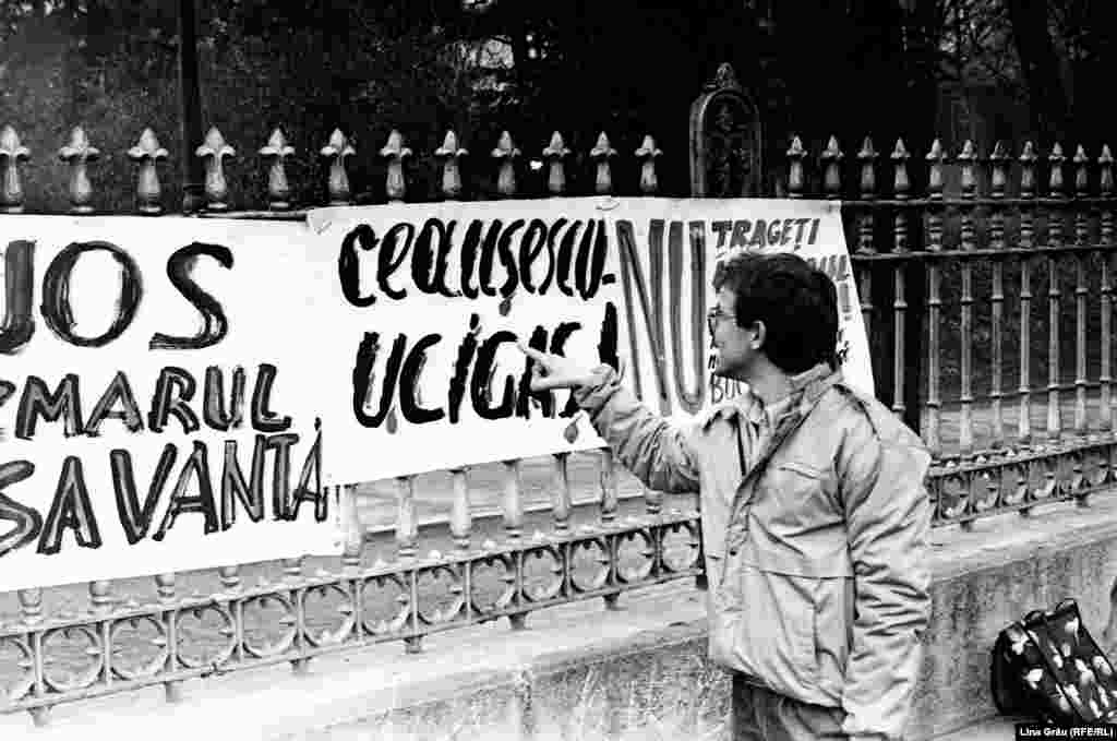 Chișinău, 21 decembrie 1989. Mesaje de solidaritate ale basarabenilor cu demonstranții de la Timișoara. Rep. Moldova, parte a URSS, se bucura de un regim comunist mai blând datorită politicii de perestroika a lui Mihail Gorbaciov.&nbsp;