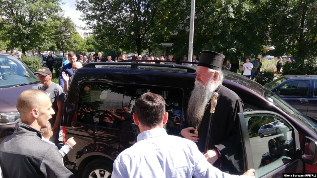 Vladika Joanikije ispred Osnovnog suda u Nikšiću, 19. jun