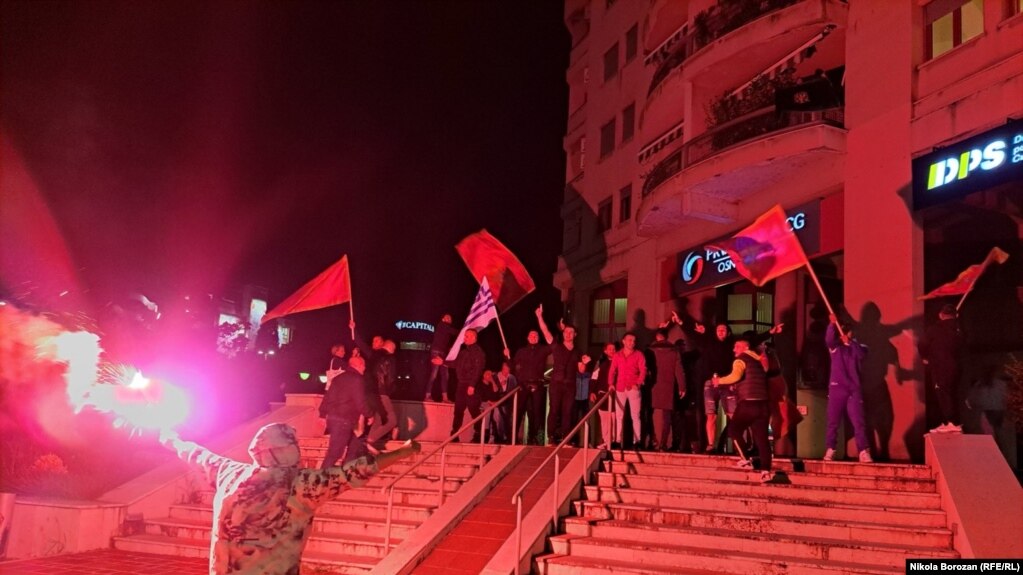 Slavlje ispred sjedišta opozicione Demokratske partije socijalista u Podgorici