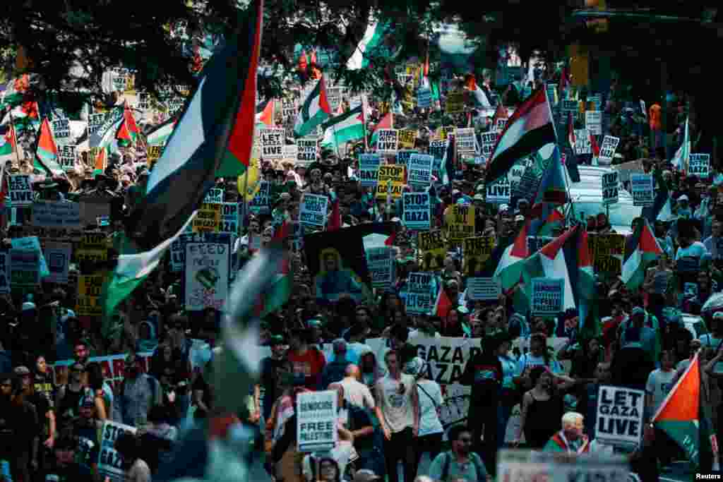 Люди участвуют в марше "Остановите голод в Газе" во время продолжающегося конфликта между Израилем и ХАМАС в Нью-Йорке, США, 16 августа 2025 года. REUTERS/Эдуардо Муньос