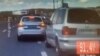 Screenshot s video snimka Ministarstva unutrašnjih poslova Srbije kako policija pokušava da zaustavi vozilo kod naplatne rampe na ulazu u Beograd, 24. avgust 2025.