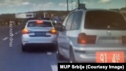 Screenshot s video snimka Ministarstva unutrašnjih poslova Srbije kako policija pokušava da zaustavi vozilo kod naplatne rampe na ulazu u Beograd, 24. avgust 2025.