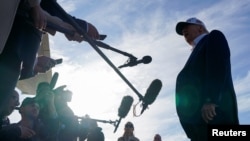 Donald Tramp Morristaunda təyyarəsinə minməzdən əvvəl mediaya danışır