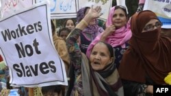 Pakistanly zenan aktiwistler protest geçirýär.