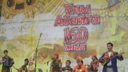 Қыз жігітке анальге массаж жасайды. Қарау. Сексуалды балапанның фотосы