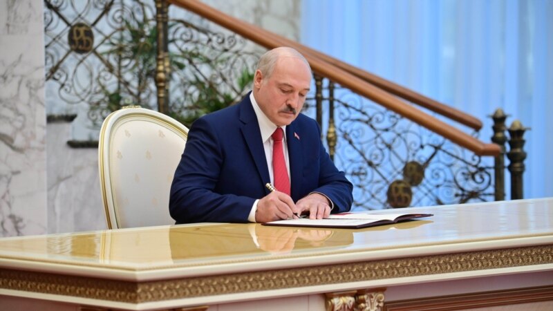 Лукашенко қонунеро дар бораи худу пайвандонаш имзо кард