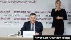 În centrul imaginii, directorul de programe al Promo-LEX, observator al alegerilor, Nicolae Panfil.
