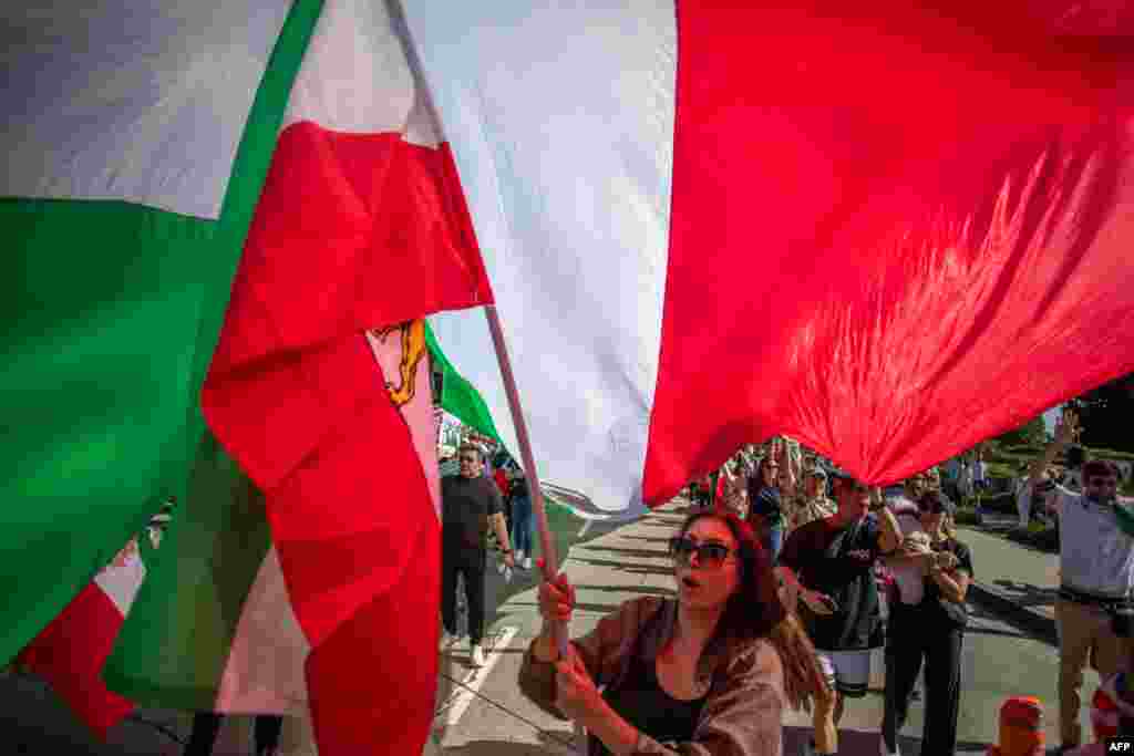 Žena sa iranskom zastavom iz razdoblja prije Islamske revolucije 1979. tokom slavlja iranske zajednice u Los Angelesu.