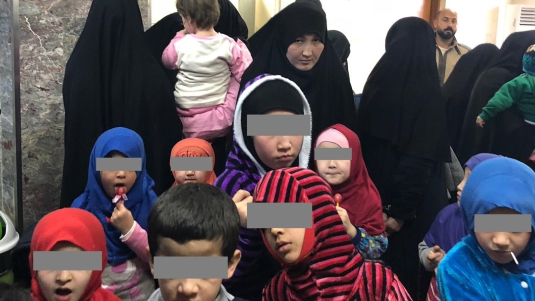 Қыздар ауыздарынан зәр шығарады