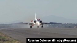 Російський дальній бомбардувальник Ту-22М3 приземляється на авіабазі Хмеймім. Сирія, 25 травня 2021 року