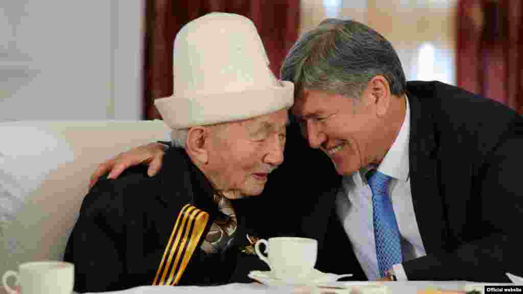 Kirgizstan - Predsjednik Almazbek Atambajev susreo se sa veteranima iz Drugog svjetskog rata, 9. maj 2013. 