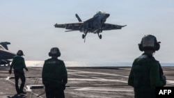 აშშ-ის სამხედრო-საზღვაო ძალების მიერ 6 თებერვალს გამოქვეყნებულ ფოტოზე აღბეჭდილია სამხედრო თვითმფრინავის F/A-18F Super Hornet-ის დაჯდომა ავიამზიდ Abraham Lincoln-ზე არაბეთის ზღვაში. 