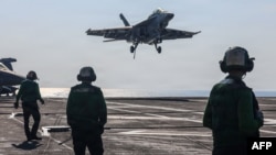 Borbeni avion F/A-18F Super Hornet sleće na nosač aviona USS "Abraham Linkoln" u Arapskom moru krajem januara 2026.