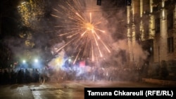 Demonstranti kažu da koriste vatromet kako bi se branili od policije i sigurnosnih snaga.