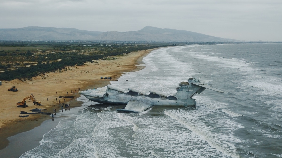 Самолет в дербенте на море. Лунь экраноплан в Дербенте. Экраноплан Лунь в Дагестане. Экраноплан Лунь Дербент 2020. Лунь самолет Дагестан.