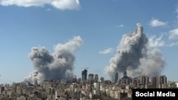 Црн чад по експлозија откако Израел и САД започнаа удари врз Иран во Техеран/ 1 март 2026 година