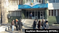 У здания Алмалинского районного суда в Алматы. Иллюстративное фото