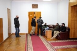 Молодики біля дверей зали, де засідали депутати облради