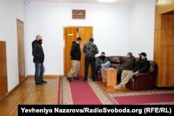 Молодики біля дверей зали, де засідали депутати облради