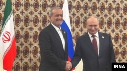 Президенты Ирана и России Масуд Пезешкиан и Владимир Путин на встрече в Туркменистане в декабре 2025 года