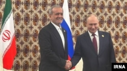 Президент Ірану Президент Ірану Масуд Пезешкіан і очільник Росії Володимир Путін на саміті у Туркменістані. 12 грудня 2025 року