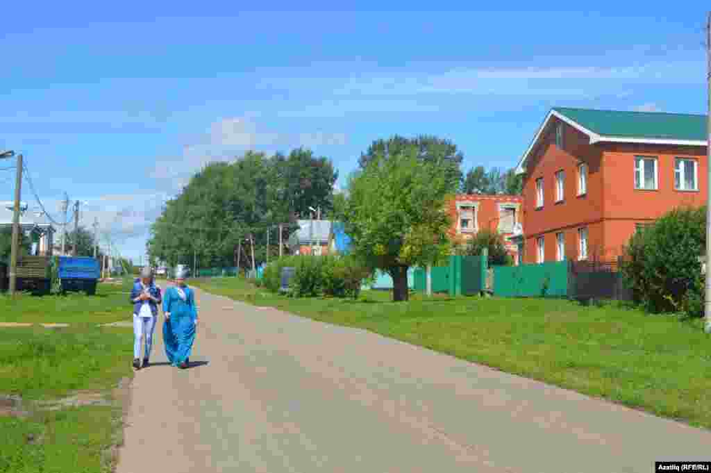 Кече Ырбишча авылы хатын-кызлары яулыктан йөри