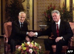 Presidenti i atëhershëm i SHBA-së, Bill Clinton (djathtas), takohet me homologun e tij sirian, Hafez al-Assad, në Gjenevë në mars të vitit 2000.
