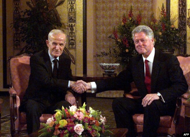 Presidenti i atëhershëm i SHBA-së, Bill Clinton (djathtas), takohet me homologun e tij sirian, Hafez al-Assad, në Gjenevë në mars të vitit 2000.