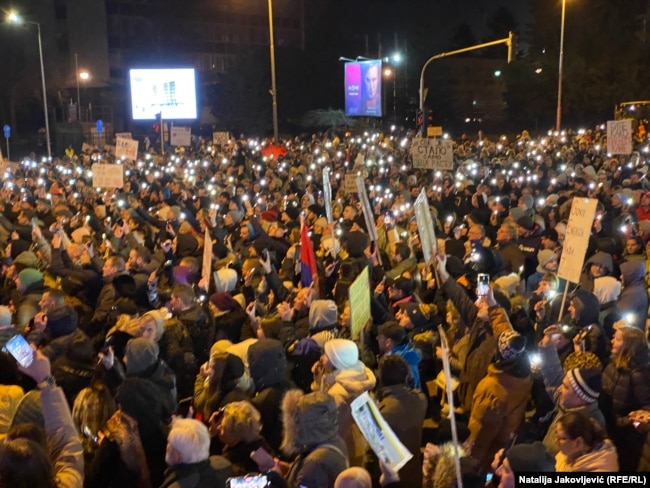 Bllokimi i rrugëve në Serbi nga protestuesit - studentë, profesorë e fermerë.