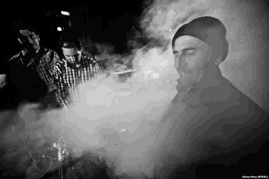 Bu kabablar Təbrizin ciyər kabablarının dadını verməsə də qiymətdə münasibdir. Bir şiş kabab təqribən 30 qəpiyədir.