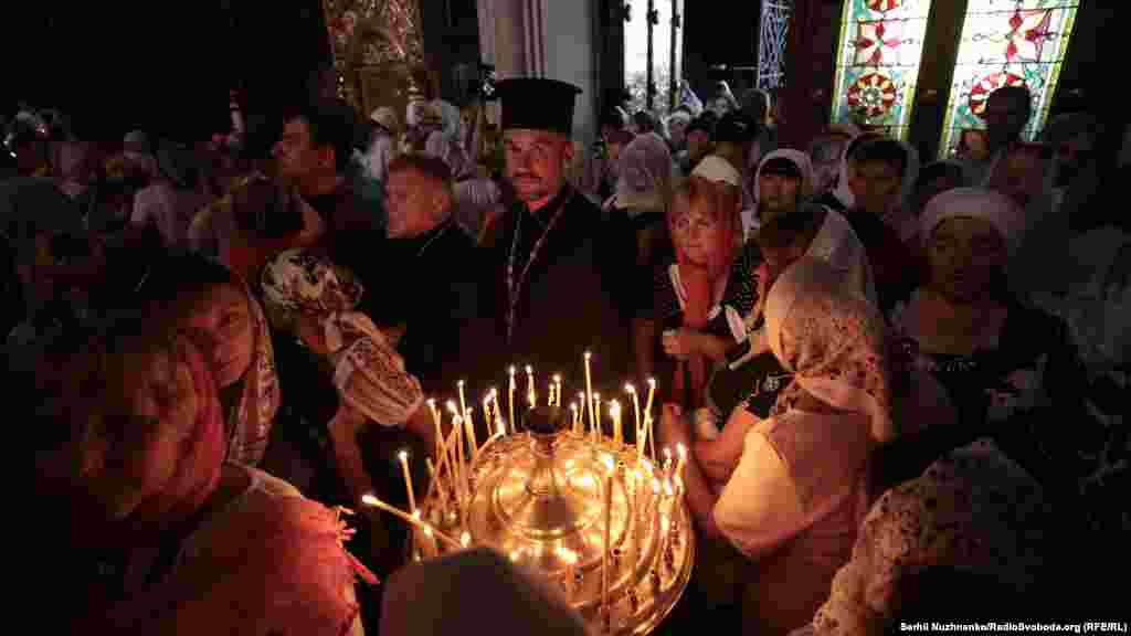 Розпочалася хресна хода молитвою у Володимирському соборі в Києві