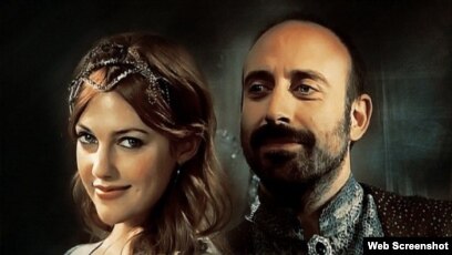 Biri eshakni sikadi, boshqalari tomosha qiladi