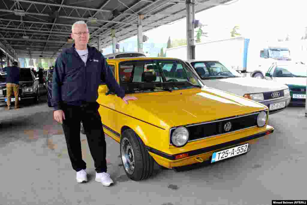 Vlado Aničić iz Mostara ljubav prema automobilima gaji još iz malena, od desete godine. Na smotri odltimera je sa dva automobila - Volkswagen Scirocco, te Volkswagen Golf iz 1983. godine. Auto je završio kompletno vlastitim rukama. &ldquo;Potrebno je dosta vremena, ali i novca dosta. Preko prijatelja se dolazi do dijelova, onda ima dosta ljudi koji restauriraju stara auta, pa se nešto mijenja, nešto se kupi. Onda se kupi negdje na otpadu staro auto radi jednog dijela, drugo radi drugog dijela, pa se kompletira, tako dođeš do otprilike desetak golfova, da bi sastavio jednog da valja&rdquo;, ispričao je Aničić za RSE. Na pitanje, jesu li vozila u voznom stanju, rekao je: &ldquo;U Njemačku i vratiti se, bez stajanja!&rdquo; &nbsp; &nbsp;