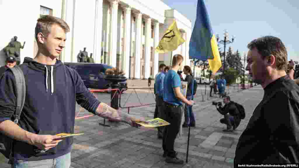 Під час акції активісти роздавали листівки з гаслами &laquo;Обережно! Рупори Кремля!&raquo; і &laquo;Не дивися! Не слухай! Не співпрацюй!&raquo;