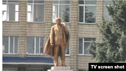 Відновлений бойовиками пам'ятник Володимиру Леніну в окупованому Новоазовську, Донецька область