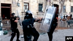 Policija u sukobu s demonstrantima na protestu protiv vlade meksičke predsjednice Claudije Sheinbaum u Guadalajari, savezna država Jalisco, Meksiko, 15. novembra 2025.