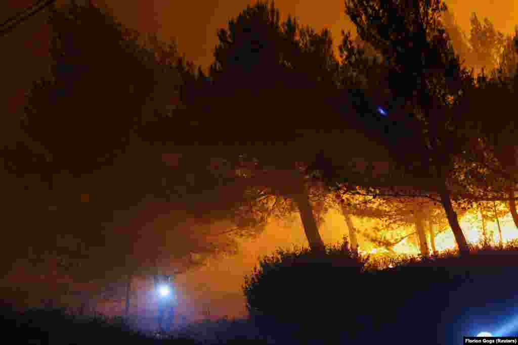 Një zjarrfikës duke punuar në shuarjen e zjarreve në Krujë në orët e para të 9 gushtit. 