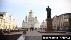 Кафедральный собор Святого воина Феодора Ушакова и памятник адмиралу в Саранске
