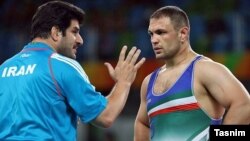 کمیل قاسمی در حال گفت‌وگو با رسول خادم در جریان رقابت‌های المپیک ۲۰۱۶ در ریو/ او در این رقابت‌ها نشان نقره را از آن خود کرد.