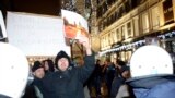 Protest desničara zbog izložbe o zločinima nad Albancima u Podujevu, Beograd, decembar 2013.