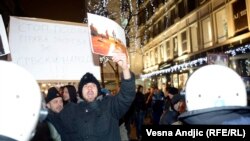 Protest desničara zbog izložbe o zločinima nad Albancima u Podujevu, Beograd, decembar 2013.