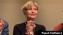 Марына Адамовіч пасьля атрыманьня замест мужа прэміі ў Празе