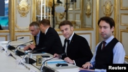 Prședintele francez Macron (centru) așteptând delegația Chinei la summitul AI de la Paris, pe 10 februarie 2025, la Palatul Elysee.