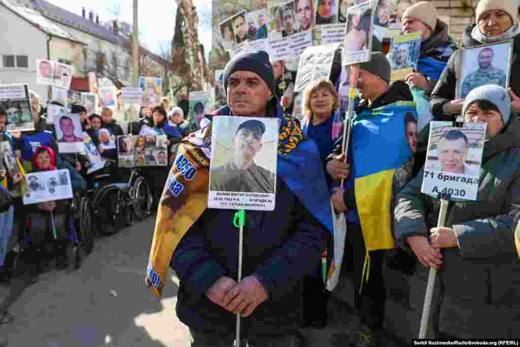 Родичі військовополонених та зниклих безвісти тримають портрети своїх близьких з надією отримати звістку про них