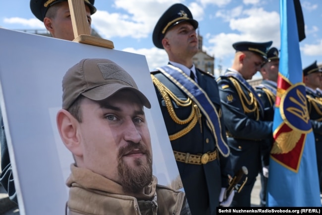 Прощание с Максимом Устименко - украинским летчиком, погибшим при выполнении задания по борьбе с воздушными целями. Киев, 3 июля 2025 года