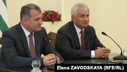 Рауль Хаджимба (справа) и Анатолий Бибилов на пресс-конференции в Сухуми, июль 2017 года
