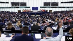 Membrii Parlamentului European în momentul votului. 