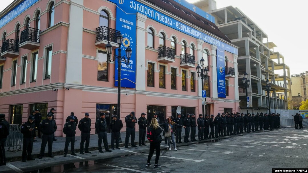 Внутрипартийную демократию, которая ставит под вопрос демократию в стране в целом, многие грузинские наблюдатели считают неприемлемой