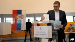 Президент Сербии Александр Вучич во время голосования на избирательном участке. Белград, 3 апреля 2022 года